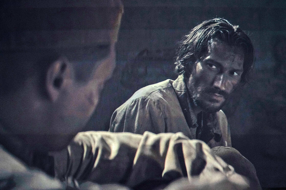 Сегодня в прокат выходит полнометражный художественный фильм «Черный лес» режиссера Радика Кудоярова. За день до официальной премьеры его показали в казанском кинотеатре «Мир», где также прошло обсуждение картины с участием режиссера и исполнителя главной роли. Подробнее – в репортаже «Татар-информа».