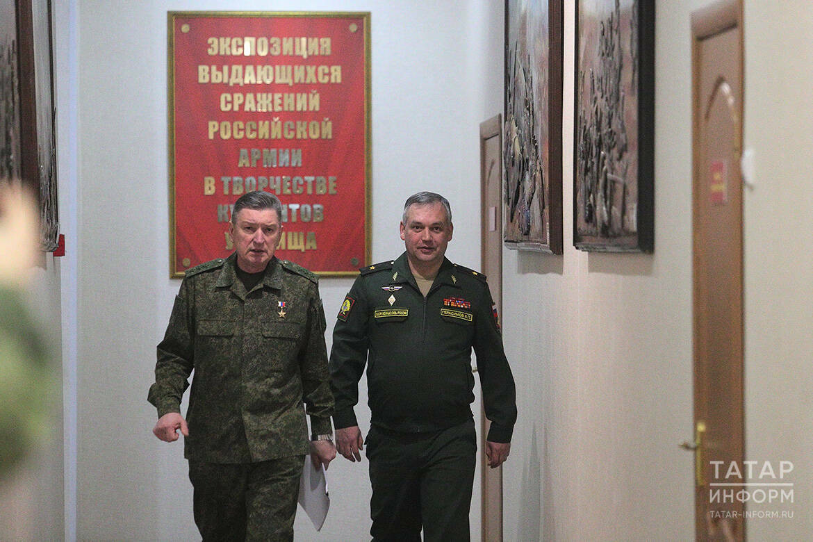 Герой России Александр Лапин пообщался с курсантами Казанского танкового училища