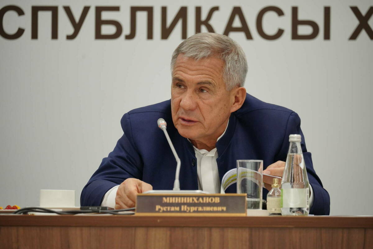 Минниханов в связи со снегопадами потребовал следить за ситуацией на дорогах