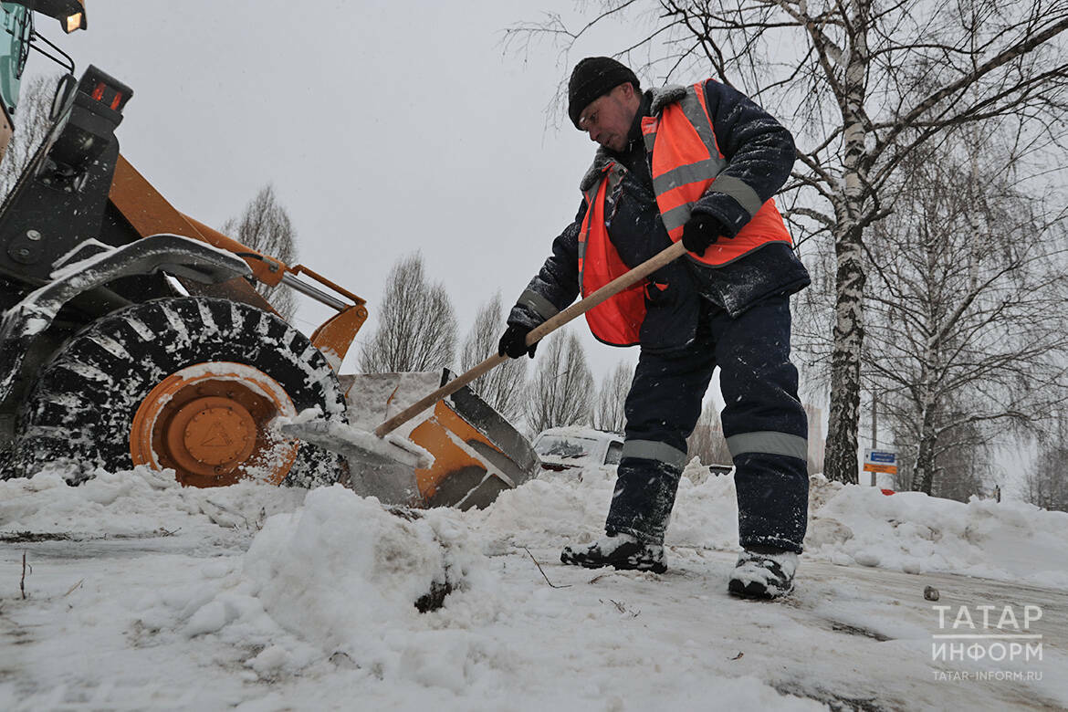 «За четыре часа ни одного дворника!»: Метшин раскритиковал уборку снега во дворах Казани