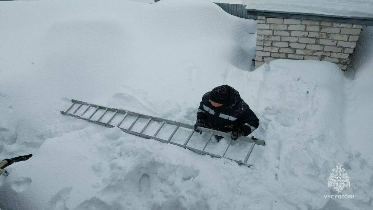 В Казани спасатели сняли с крыши мужчину, который подвернул ногу и не мог спуститься