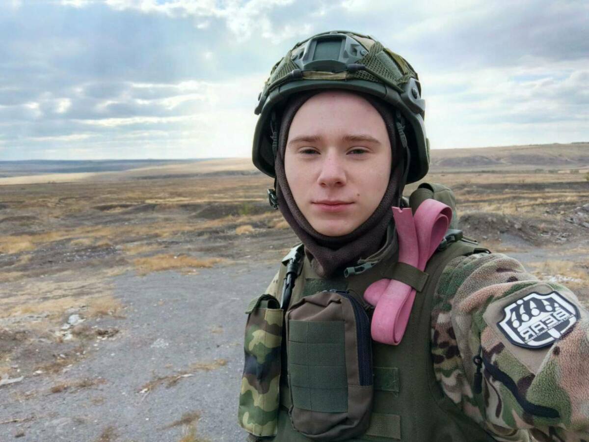 Сегодня ровно четыре года, как началась специальная военная операция. За это время кардинально изменилась жизнь страны и ее граждан. На протяжении всех этих лет «Татар-информ» рассказывает о героях СВО и о тех, кто помогает им в тылу. Сегодня наша история о Даниле Мусине, который впервые поехал в зону СВО с гуманитарным грузом, когда ему было 15.