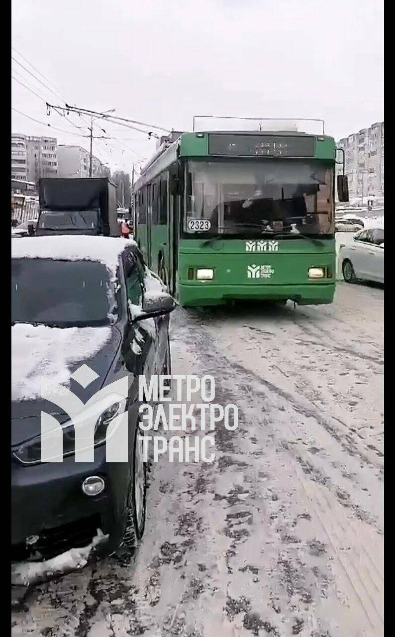 На Фучика в Казани припаркованная иномарка заблокировала движение троллейбусов