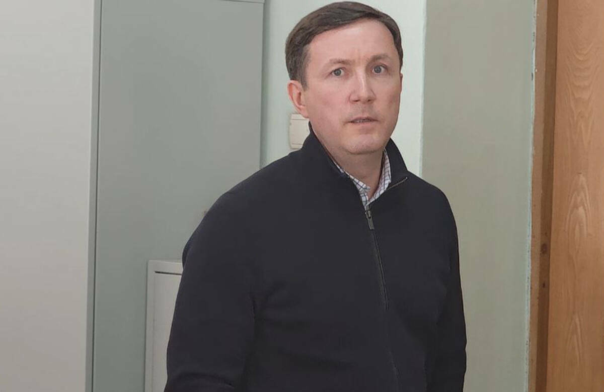 Вахитовский суд Казани поставил точку в уголовном деле о превышении полномочий и незаконной предпринимательской деятельности экс-начальника отдела Управления Минземимущества Татарстана Ильшата Аминова. Несмотря на то что прокуратура запрашивала реальный срок, суд приговорил его к условному наказанию. Подробнее в репортаже «Татар-информа».