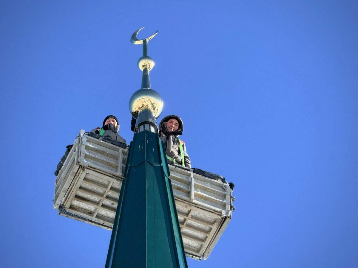 В преддверии Рамадана на минарете обновленной мечети в селе Айбаш установили полумесяц