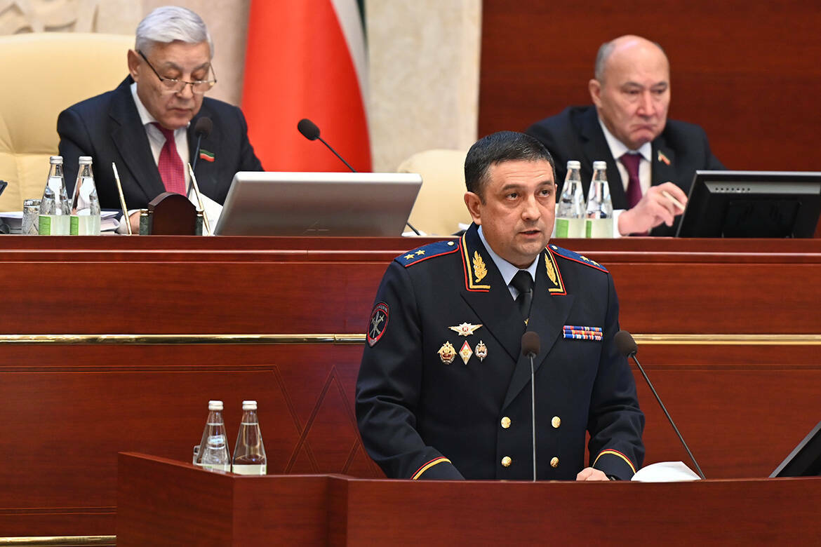 Борьба с преступностью с помощью камер, рост смертности на дорогах республики, стопроцентная раскрываемость тяжких преступлений, рост кибермошенничеств – с чем пришлось столкнуться МВД Татарстана в 2025 году? Об этом сегодня на заседании Госсовета РТ глава республиканского МВД Дамир Сатретдинов рассказал депутатам.