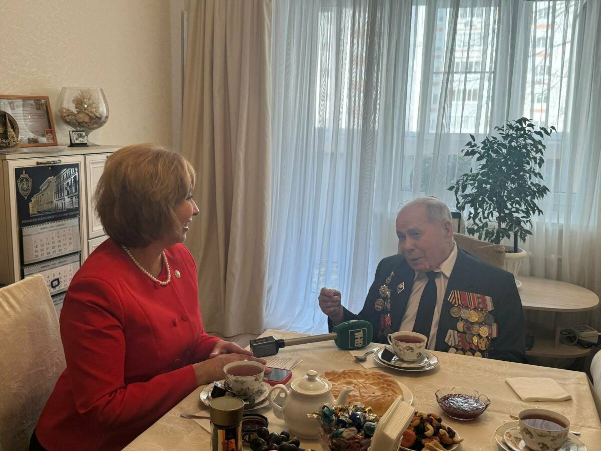 Министр труда РТ поздравила с наступающим 23 февраля 99-летнего ветерана ВОВ