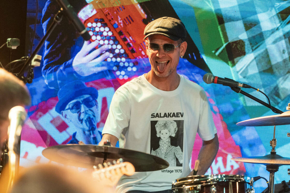 ВИА «Волга-Волга» почти 30 лет объединяет музыку, юмор и творчество: коллектив пишет авторские песни, играет каверы и поддерживает молодых исполнителей. В прошлом году фронтмен группы Антон Салакаев отметил 50-летие, а в 2027-м юбилей ждет сам коллектив. О том, как группа готовится к этой дате, музыкант рассказал в интервью «Татар-информу».