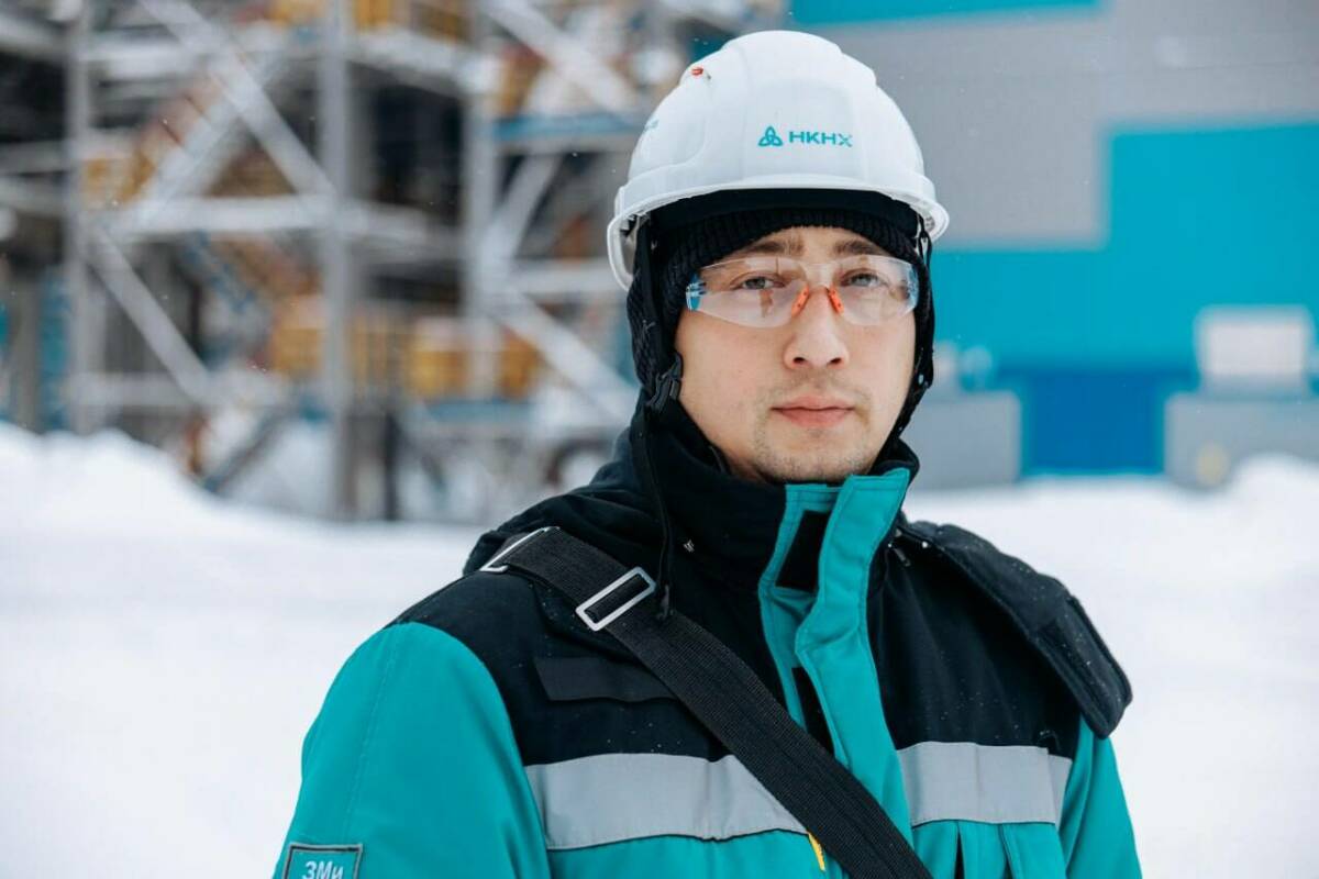 На нижнекамском предприятии СИБУРа идеи измеряются не словами, а цифрами. История Дамира Рахматова — менеджера по товарно-сырьевым базам — как раз из таких. За два года работы молодой специалист прошел путь до руководителя, а его проработанные идеи принесли НКНХ многомиллионный экономический эффект.