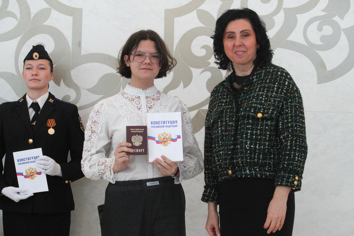 «Вы будете героями России»: в казанской «Чаше» 20 школьникам вручили паспорта