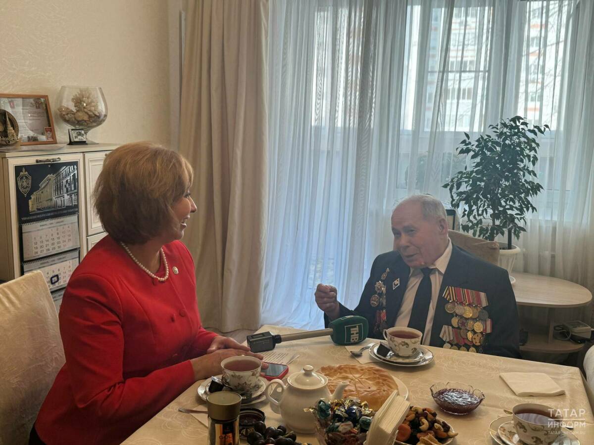 Министр труда РТ поздравила с наступающим 23 февраля 99-летнего ветерана ВОВ