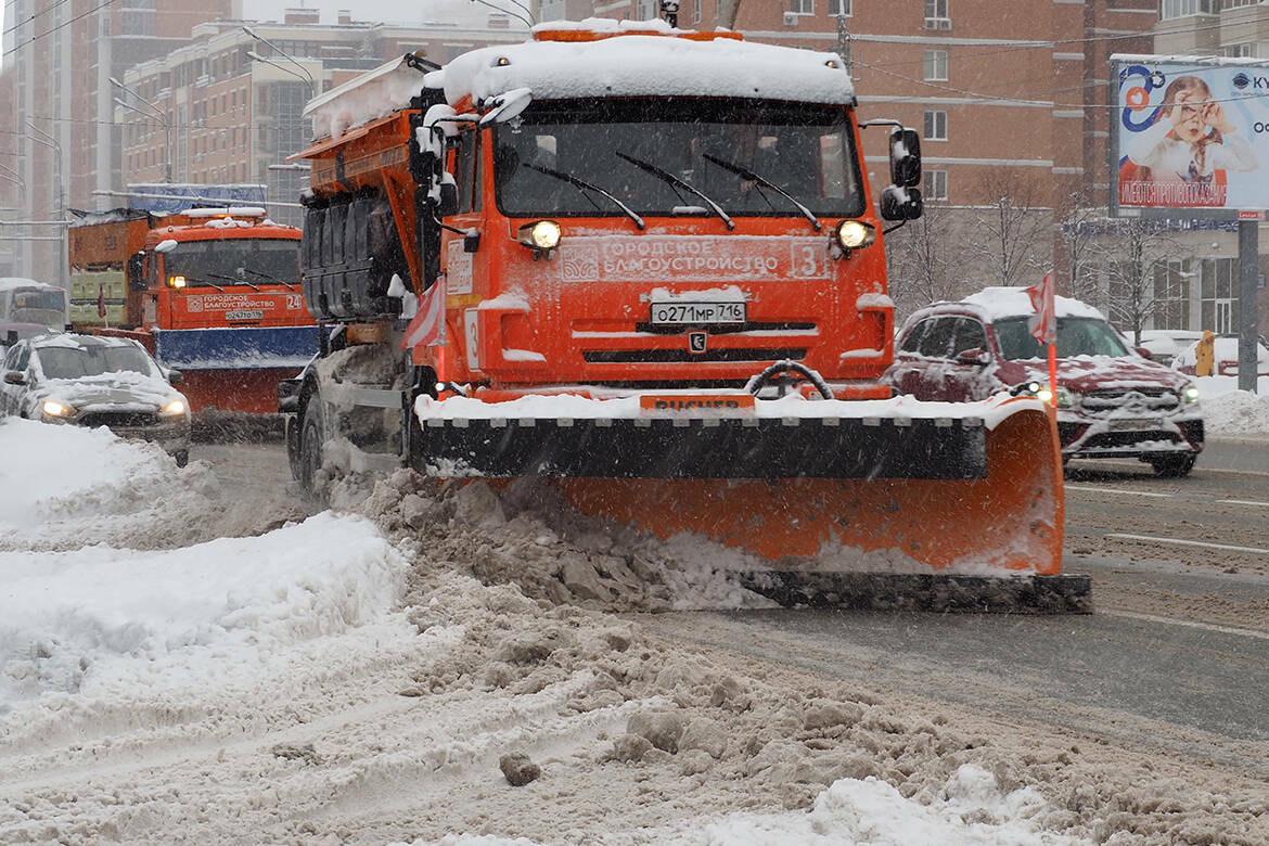 Последствия мощных снегопадов стали главной темой делового понедельника в мэрии Казани. Городские службы работают в усиленном режиме, однако из-за аномальных осадков снежные завалы по-прежнему остаются серьезным вызовом. Как Казань переживает снежную стихию и на чем власти сосредоточат усилия в ближайшие дни – в материале «Татар-информа».