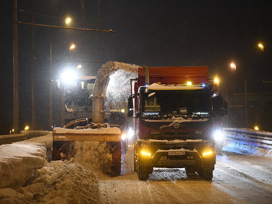 Ночью ликвидировать последствия снегопада на улицы Казани выйдут 666 машин