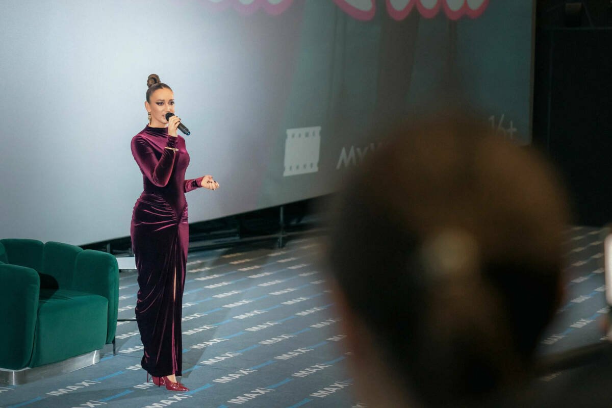 «Пришлось вспомнить, что такое чтение»: Бузова с юмором рассказала о работе над сценарием