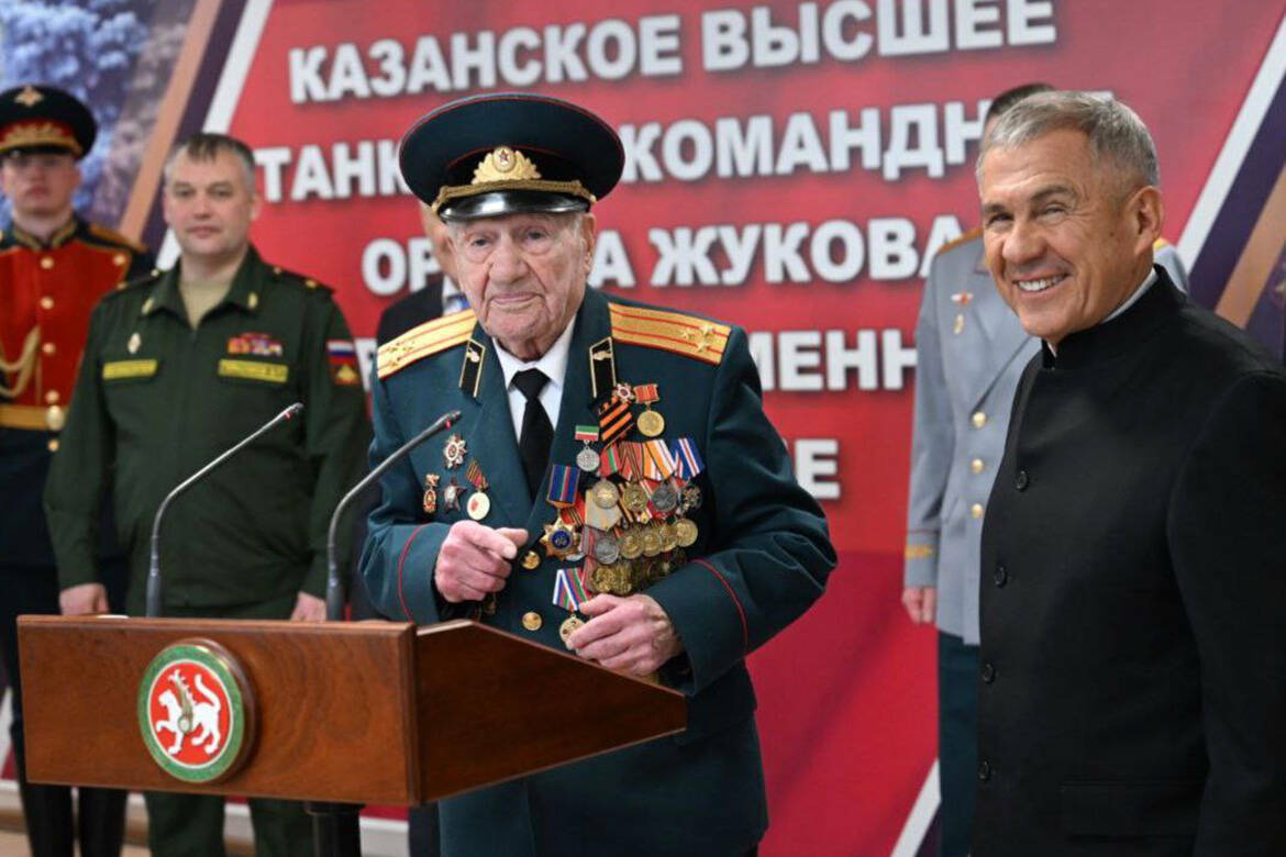 Участнику Великой Отечественной войны Алексею Комлеву из Казани в феврале исполнилось 100 лет. Герой освобождал литовский Шяуляй в составе первого Прибалтийского фронта, участвовал в войне с Японией, знает все о ремонте танка Т-34 и до сих пор водит автомобиль. Сегодня Раис Татарстана Рустам Минниханов вручил ветерану орден «Дуслык».