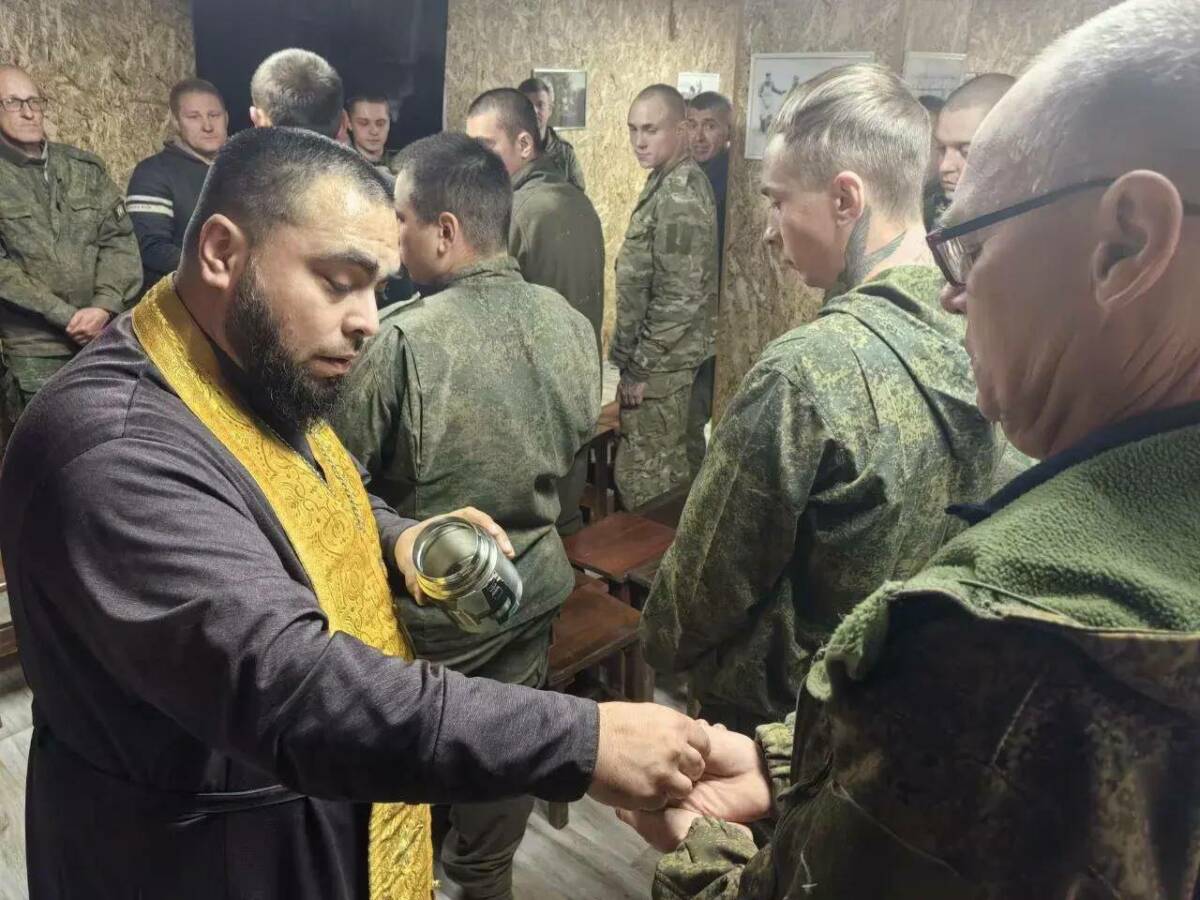 Клирика Казанской епархии Ростислава Икрамова наградили орденом Мужества