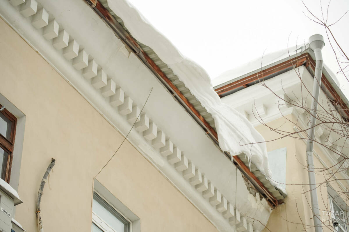 С начала зимы в Казани очистили от снега почти 5 тыс. кровель