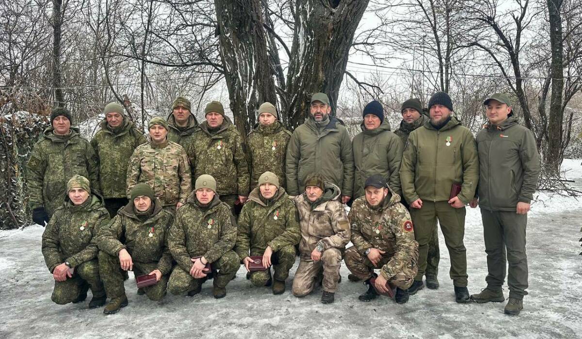 Песошин в преддверии Дня защитника Отечества вручил награды бойцам из Татарстана