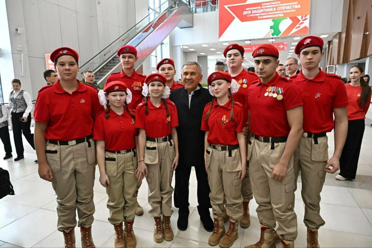 Рустам Минниханов поделился фотографиями с молодежью и женами участников СВО