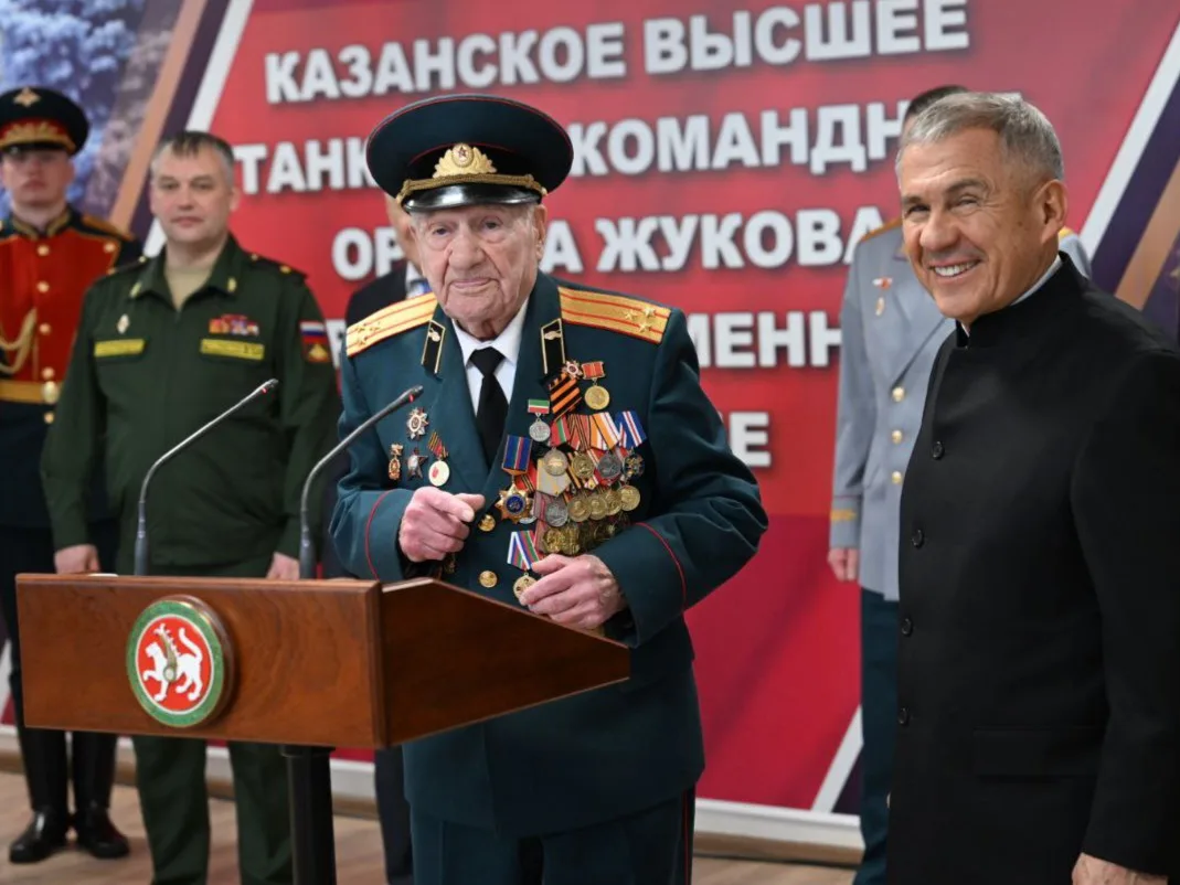 Минниханов вручил орден «Дуслык» ветерану Алексею Комлеву к его 100-летнему юбилею