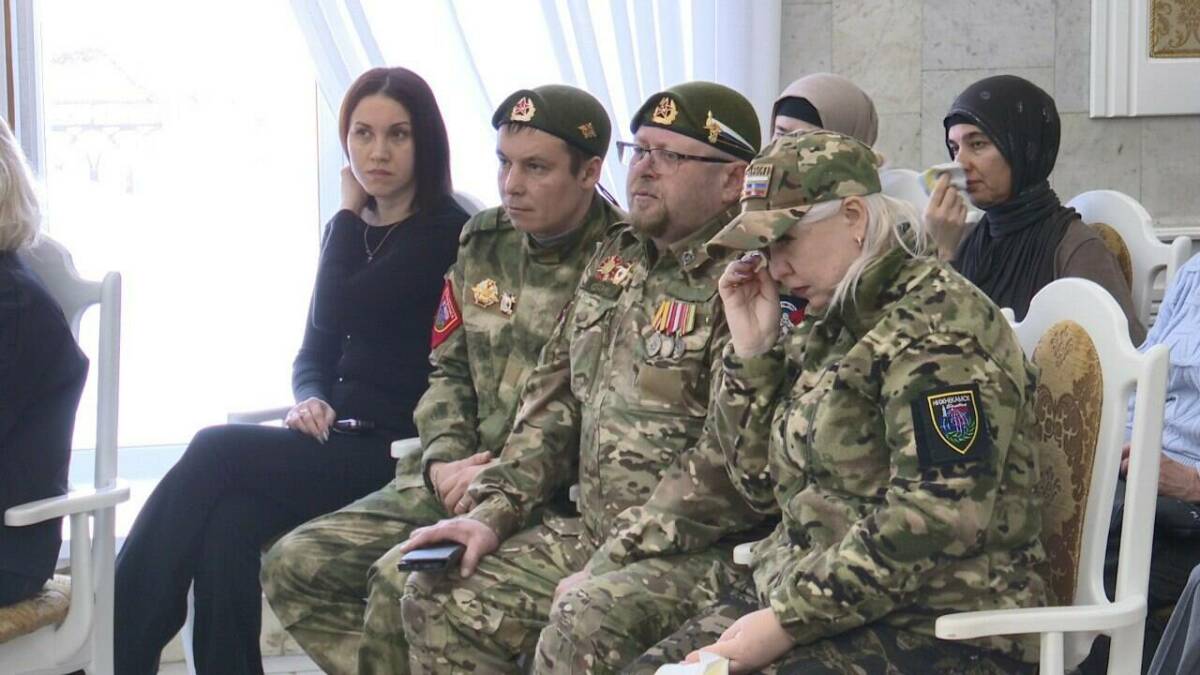 «Вы воспитали настоящих героев»: в Нижнекамске семьям участников СВО передали награды