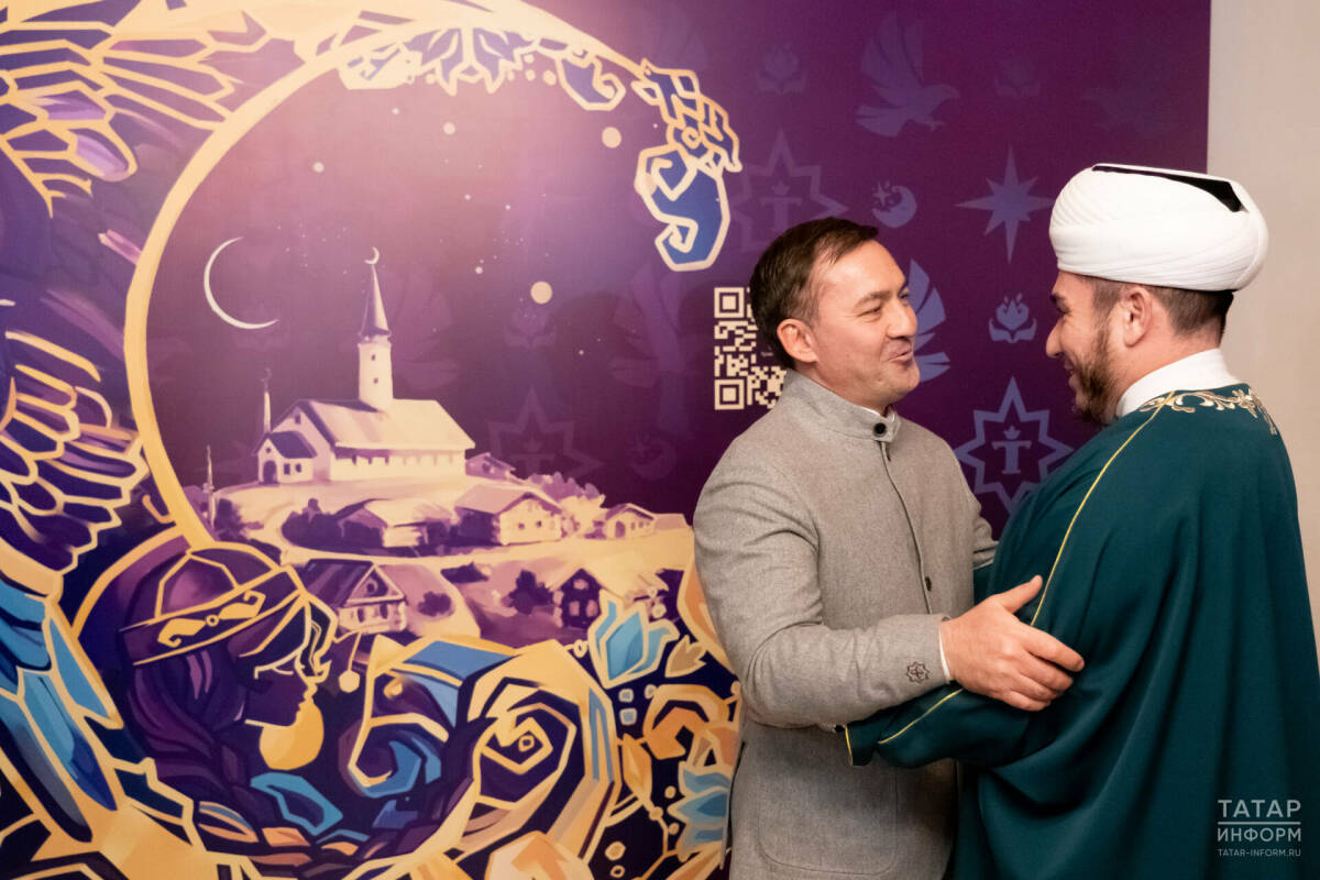 Первый ифтар в Казани: слезы под чтение Корана и «Бэйрэм белэн» от батюшки