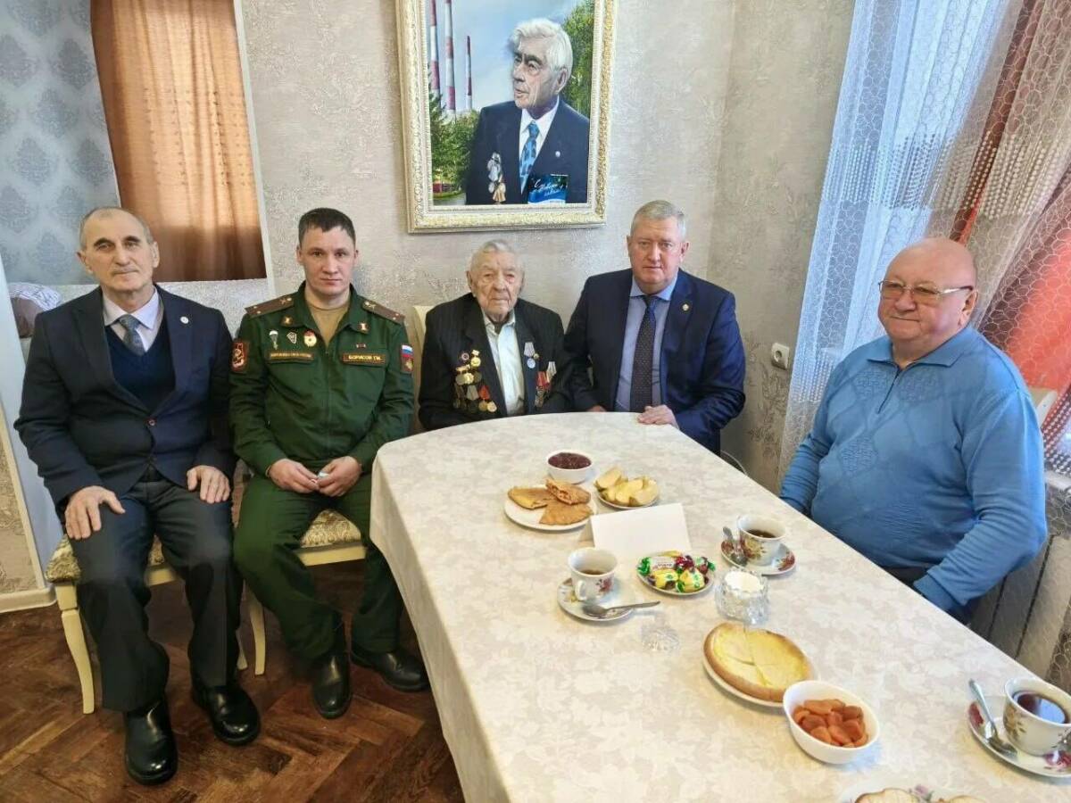«Дошел до Берлина и строил Заинскую ГРЭС»: 102-летнего фронтовика поздравили с 23 февраля