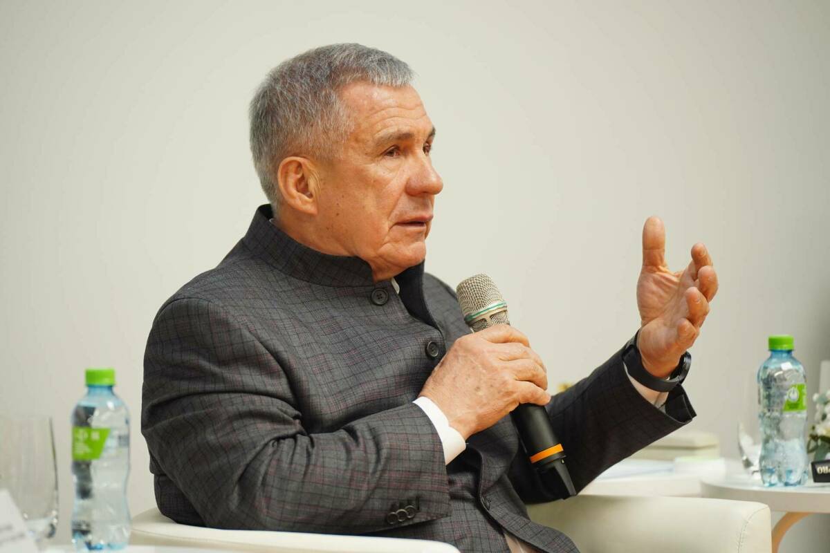 Рустам Минниханов поручил усилить контроль за уборкой снега с крыш зданий