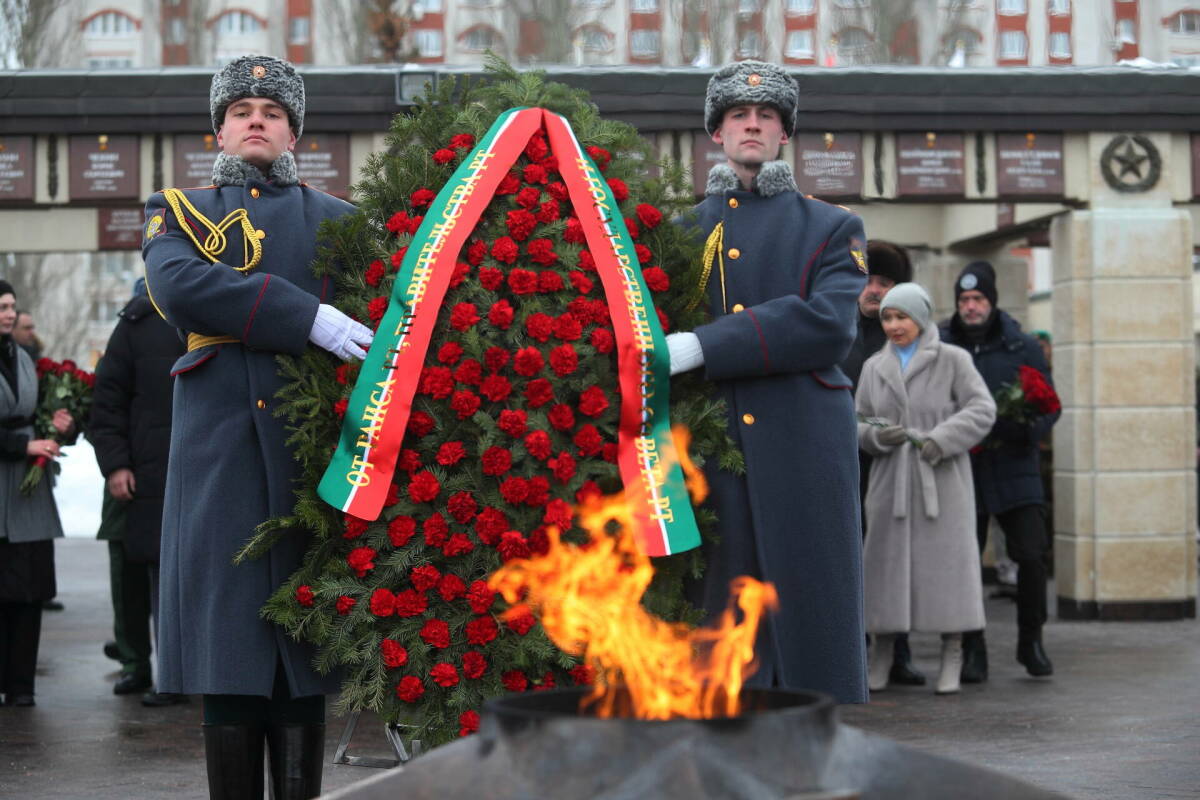 «Воин умирает, когда о нем забывают»: в Казани возложили цветы к Вечному огню