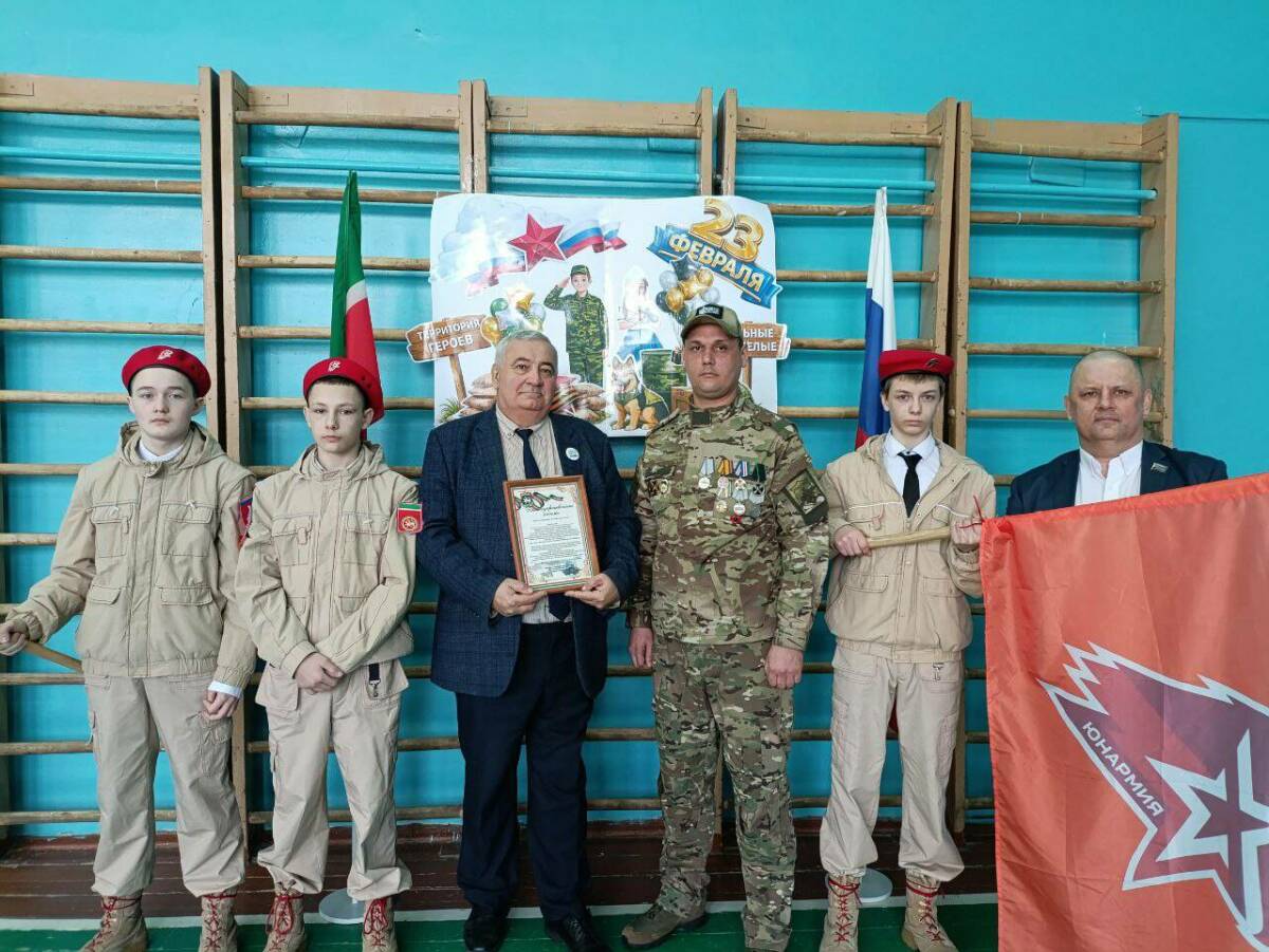 Бойцы СВО и активисты приняли участие в смотре строевой песни в школе Челнов