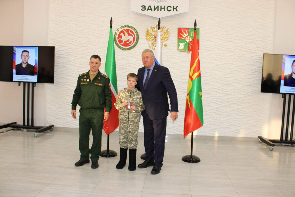 «Воспитали настоящих патриотов»: в Заинске вручили ордена родным семьям бойцов СВО