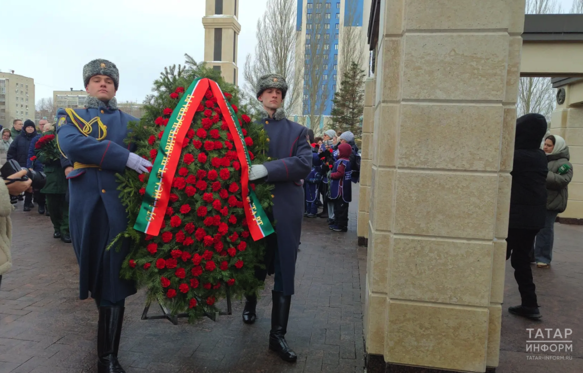 «Воин умирает, когда о нем забывают»: в Казани возложили цветы к Вечному огню
