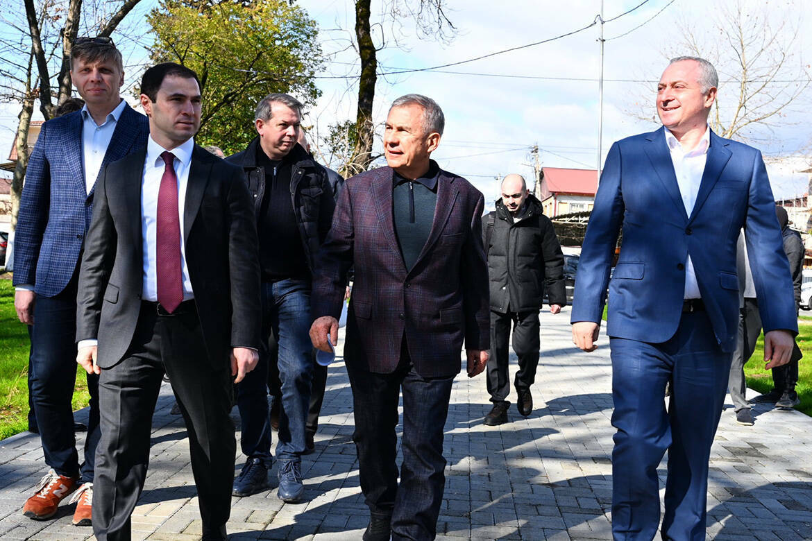 Раис Татарстана Рустам Минниханов сегодня с рабочей поездкой прибыл в Абхазию. Его встретил президент республики Бадра Гунба. В программе – переговоры о развитии сотрудничества и осмотр совместных проектов, включая реконструкцию набережной в Сухуме. Визит Минниханова стал продолжением дружбы между двумя республиками, заложенной еще в 90-х.