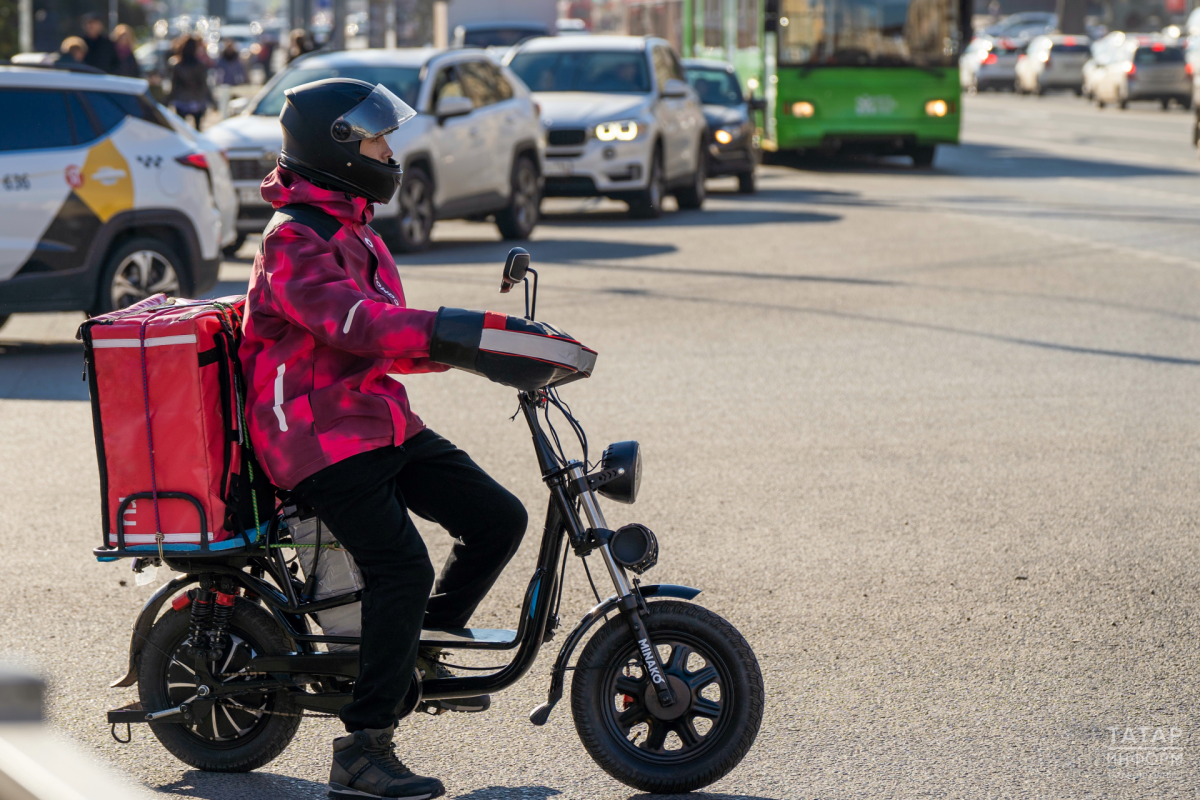 Метшин поручил разработать правила безопасной езды для курьеров на электровелосипедах