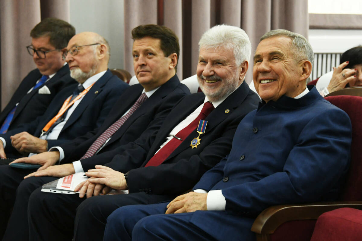 В Казани проходит V Научная конференция «Динамические процессы в химии элементоорганических соединений». В этом году она посвящена юбилейной дате – 70-летию академика Олега Синяшина, возглавлявшего Институт органической химии имени Арбузова. О чем говорили ученые и как чествовали юбиляра – в материале «Татар-информа».