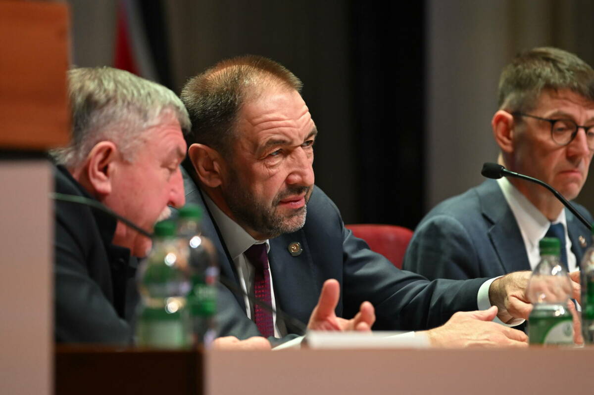 Песошин обратил внимание на нехватку кадров в больницах и школах Лениногорска