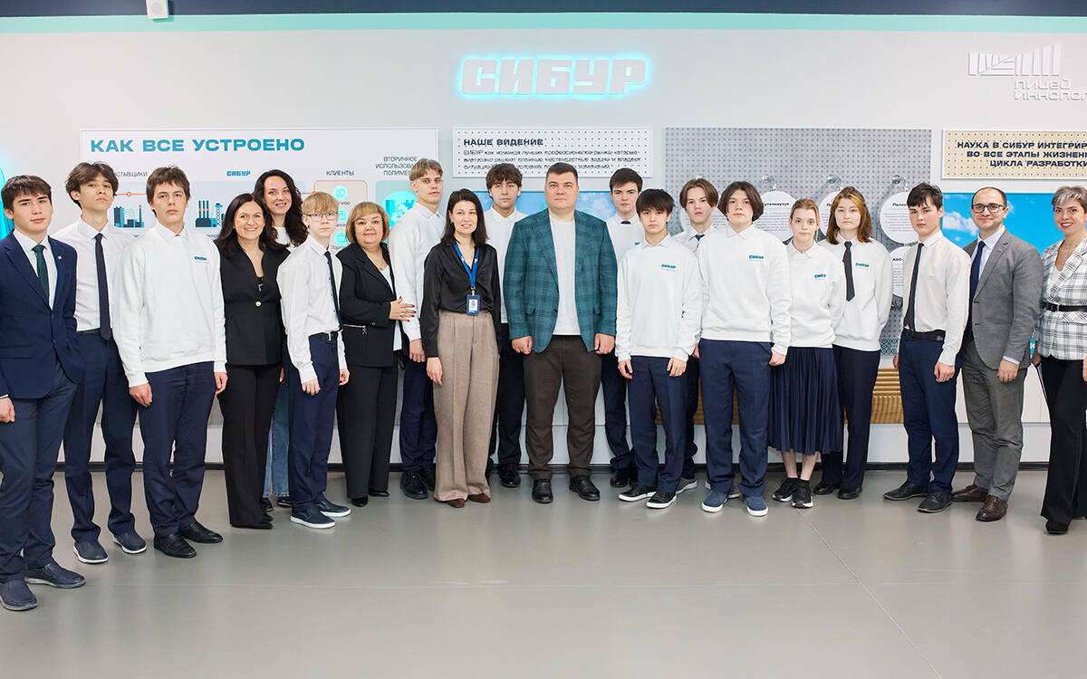 Управляющий директор по организационному развитию СИБУРа Данил Рассказов в лицее Иннополис встретился с учениками СИБУР-класса. Ему показали разработки десятиклассников — проект по разложению нефти бактериями и робота — чемпиона по настольным играм. Директор рассказал ученикам, как пришел в профессию, и рассказал о подготовке кадров для нефтехимии.