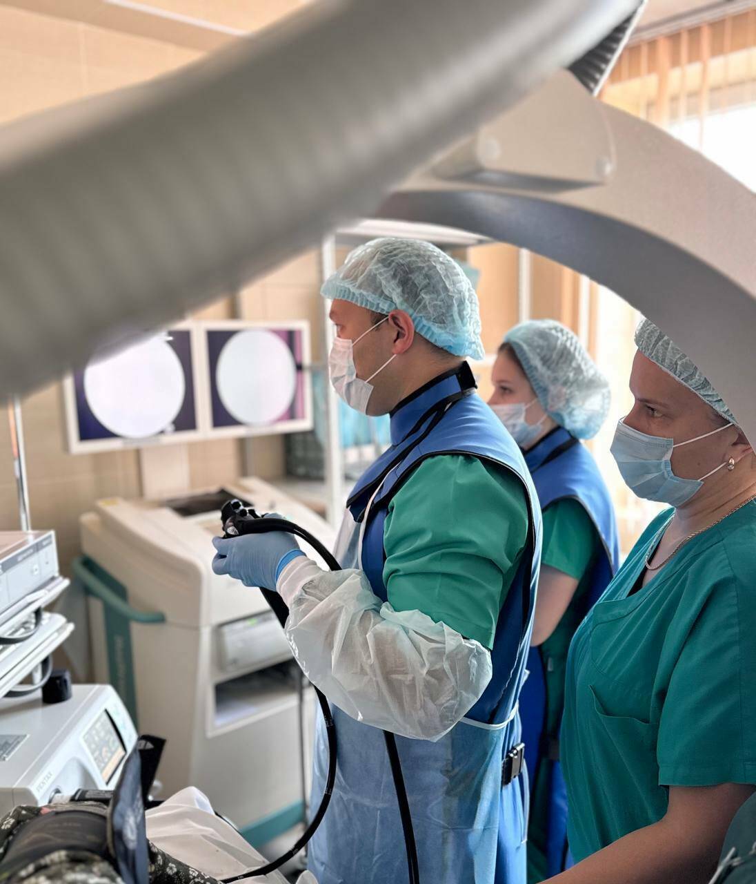 Врачи БСМП Челнов достали большой камень из желчного пузыря женщины без разреза