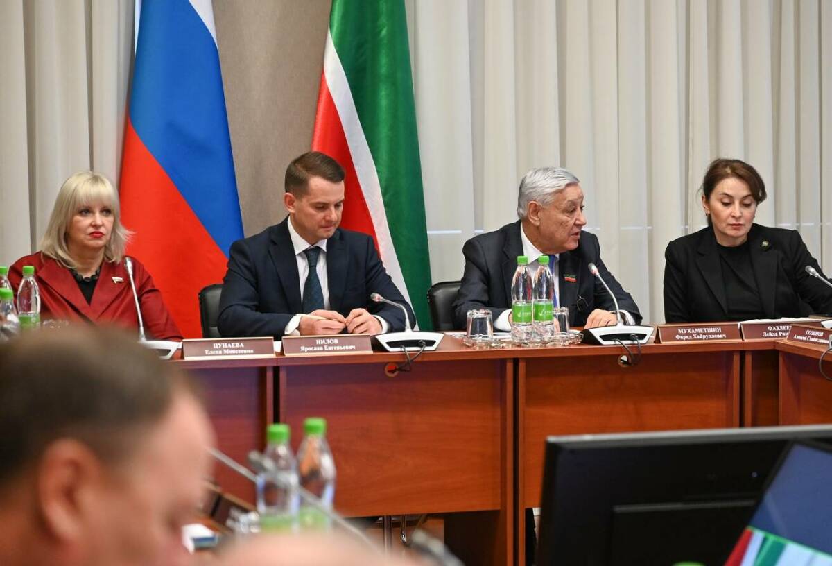 О налаженной в Татарстане системной работе по поддержке ветеранов боевых действий и увековечиванию памяти погибших бойцов говорили вчера на круглом столе в Госсовете РТ. Его участниками стали представители Правительства республики, члены профильного комитета Госдумы РФ и ветераны-общественники. Подробнее – в репортаже «Татар-информа».