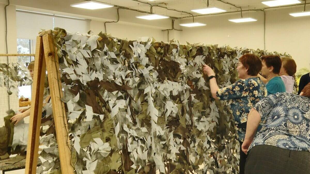 «Пока мы нужны бойцам, будем работать»: в Нижнекамске сплели 2000-ю маскировочную сеть