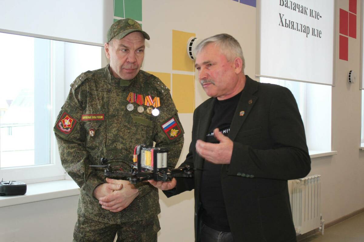 В Нурлате школьников обучают управлению беспилотниками на дронах из зоны СВО