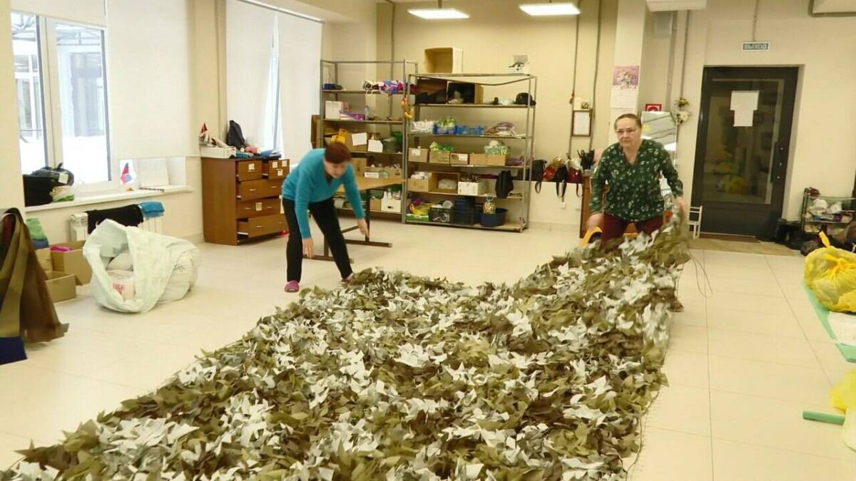 «Пока мы нужны бойцам, будем работать»: в Нижнекамске сплели 2000-ю маскировочную сеть