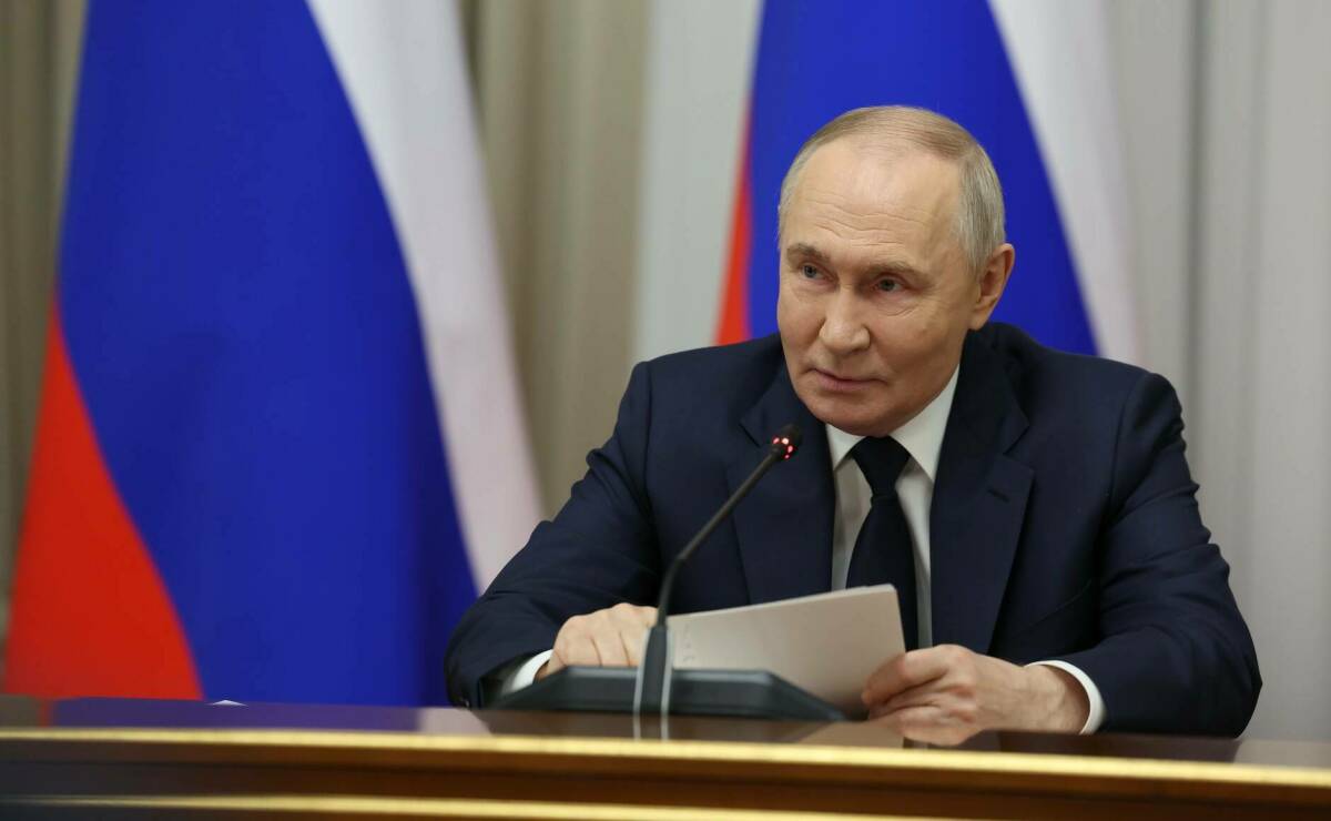 Путин поручил реализовать проект по изданию шедевров литератур народов России