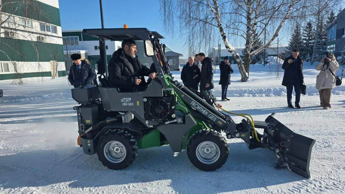 Коробченко в Бугульме протестировал мини-погрузчик и обсудил расширение экспорта