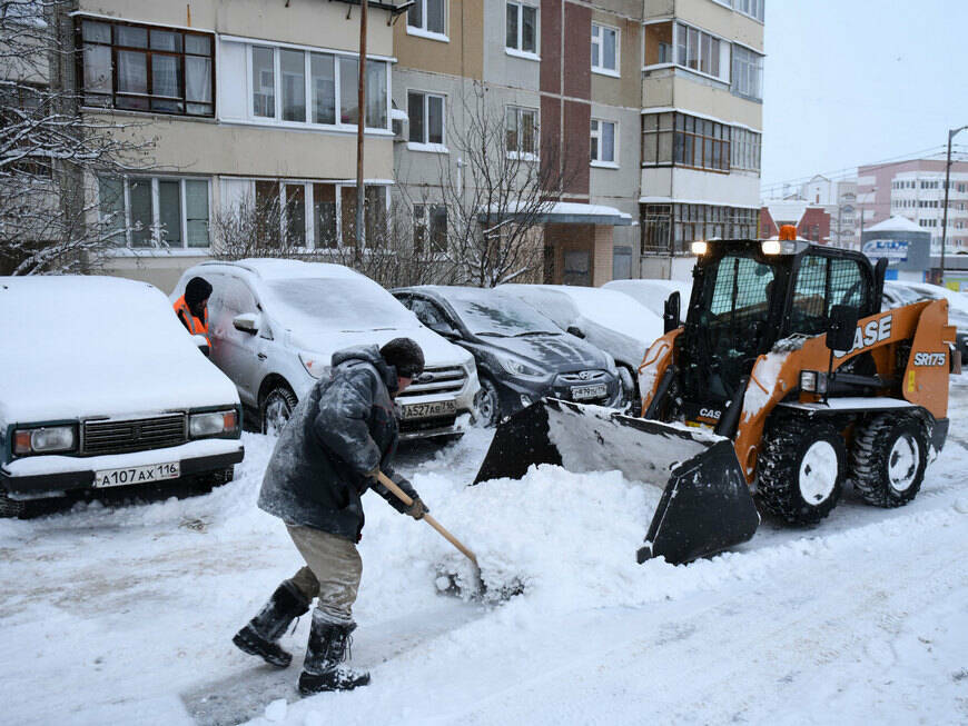 Во время снегопадов жилищникам Казани пришлось убирать 4 тыс. дворов по четыре-пять раз