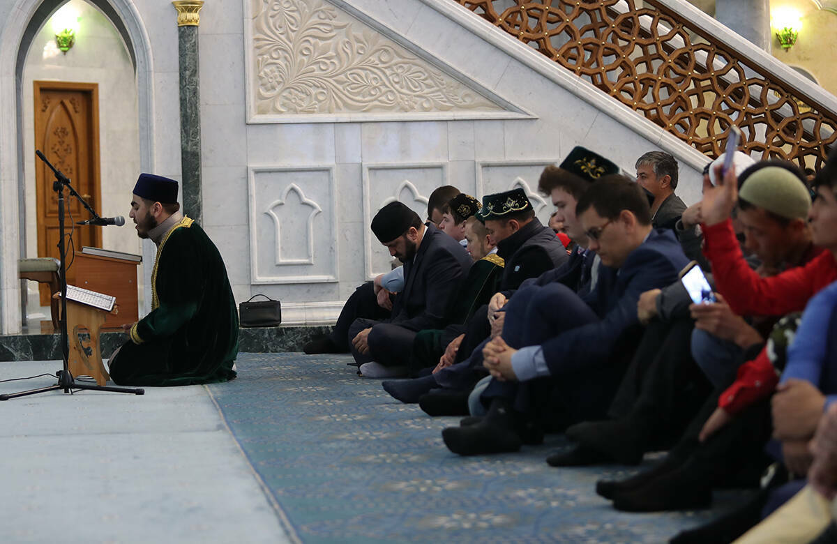 18 февраля после захода солнца наступит месяц Рамадан, который продлится до 19 марта. В чем смысл соблюдения поста в этом месяце? Какие действия нарушают уразу? В чем значимость своевременного сухура и ифтара? Об этом в интервью «Татар-информу» в рамках проекта «Чай с хазратом» рассказал имам казанской мечети «Гаиля» Рустам Хайруллин.