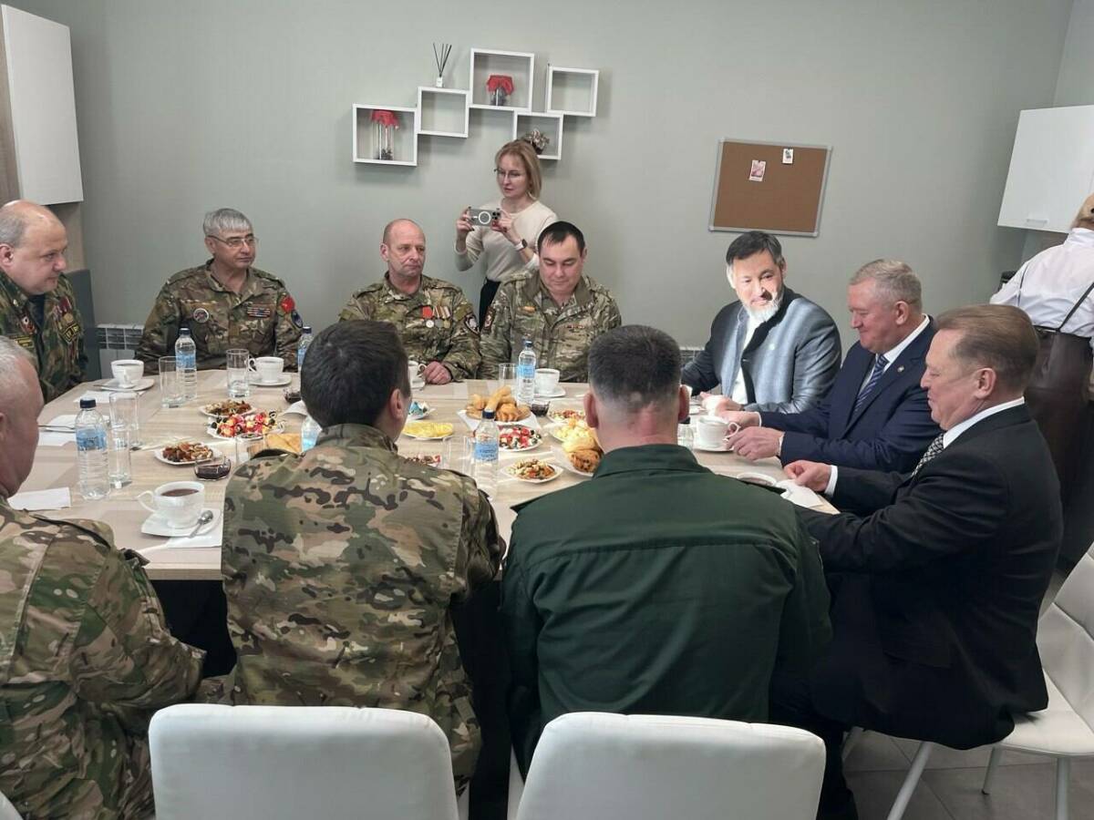 Поддержка ветеранов СВО и развитие территории: Олег Коробченко посетил Заинский район