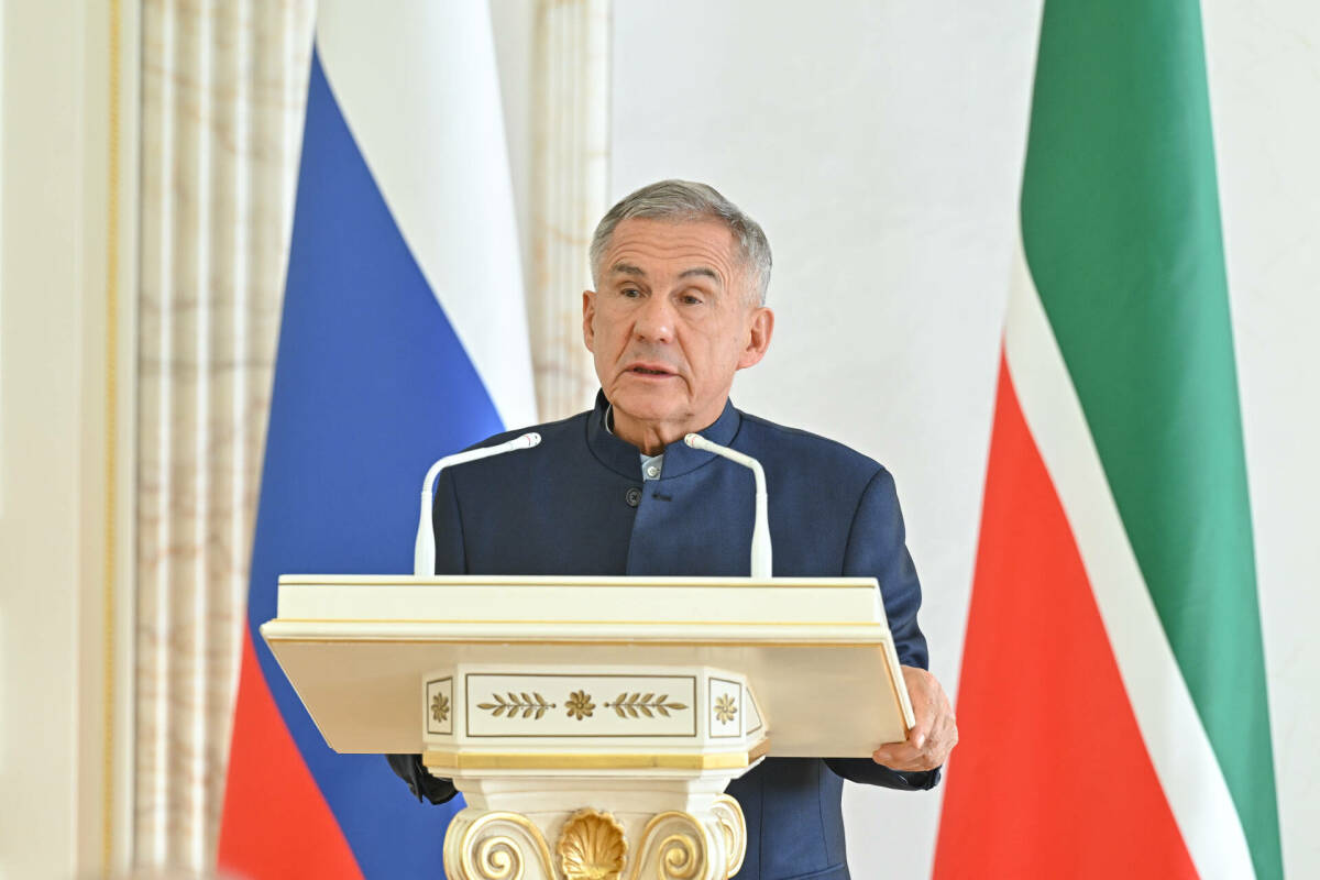 Раис Татарстана в Казанском Кремле наградил выдающихся учёных Татарстана