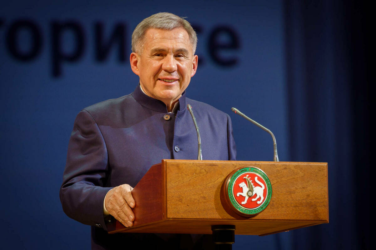 Рустам Минниханов поздравил татарстанцев с Днём Государственного герба республики