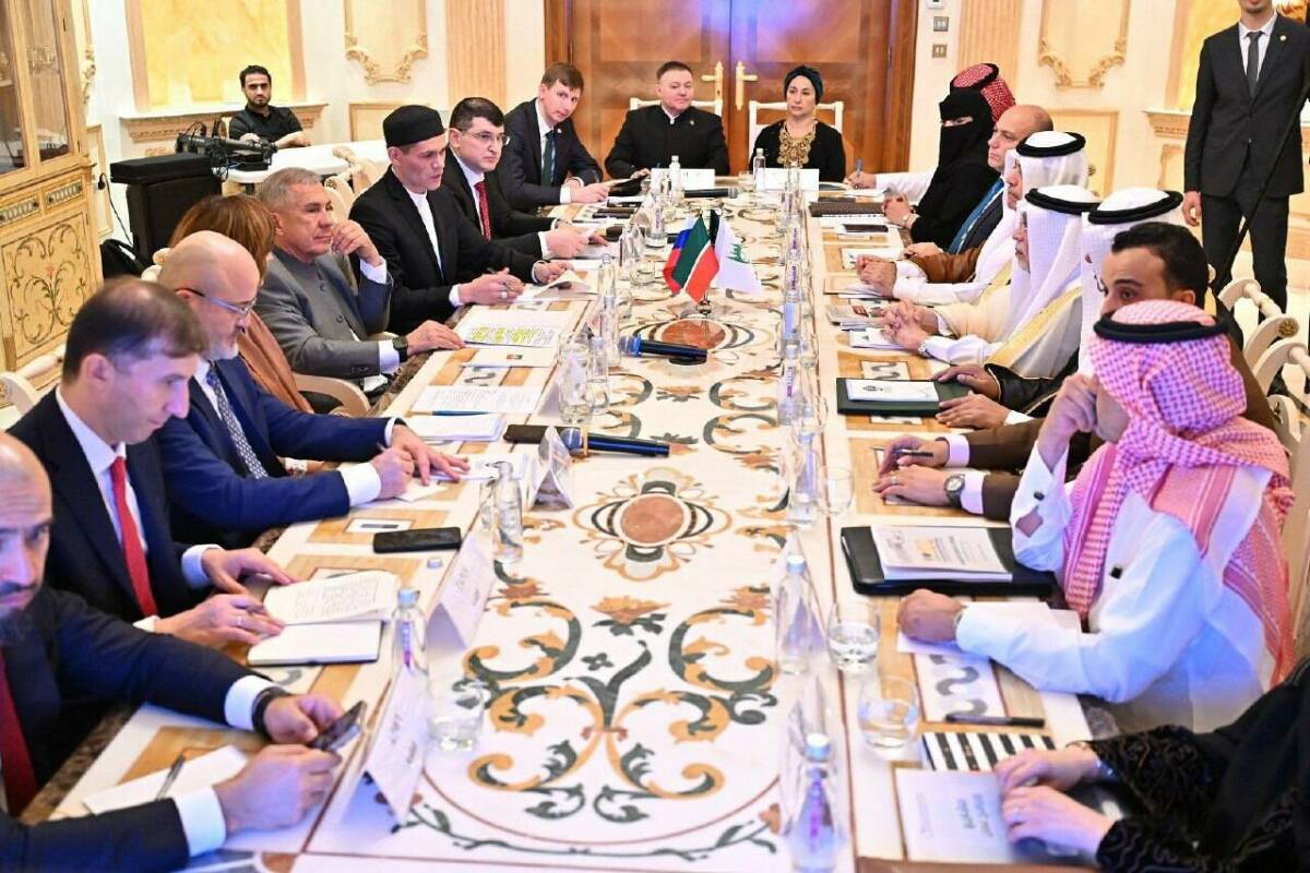 Прибыв сегодня в Королевство Саудовская Аравия с двухдневным рабочим визитом, Рустам Минниханов принял участие в круглом столе по линии ГСВ «Россия – Исламский мир», предложил ИСЕСКО учредить Международную премию имени Тукая и открыл памятную доску дипломату Кариму Хакимову. Подробнее – в материале «Татар-информа».